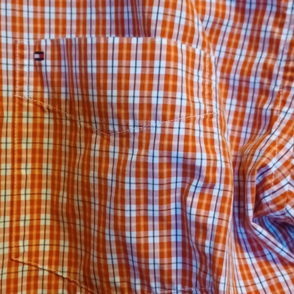 TOMMY HILFIGER MENS SHORTS SHEEVE BUTTON UP SHIRT. SIZE XL.